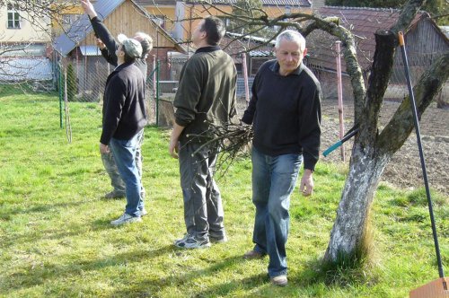 Brigáda zahrádkářů ve školní zahradě - 3.4.2016