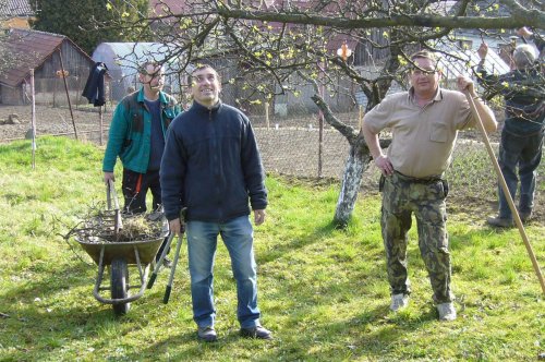 Brigáda zahrádkářů ve školní zahradě - 3.4.2016