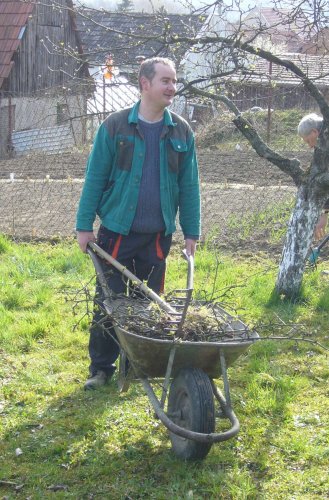 Brigáda zahrádkářů ve školní zahradě - 3.4.2016