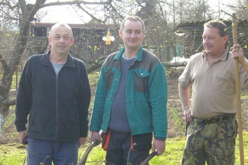 Brigáda zahrádkářů ve školní zahradě - 3.4.2016