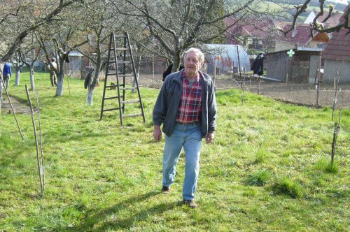 Brigáda zahrádkářů ve školní zahradě - 3.4.2016