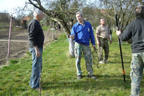 Brigáda zahrádkářů ve školní zahradě - 3.4.2016