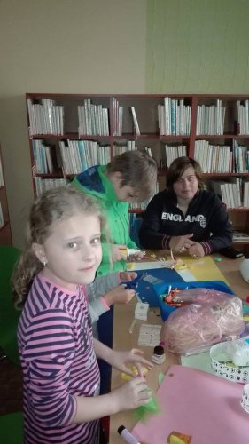 Dárky pro maminky - tvoření v knihovně - 10.5.2017