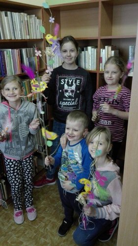 Dárky pro maminky - tvoření v knihovně - 10.5.2017
