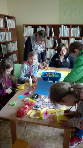 Dárky pro maminky - tvoření v knihovně - 10.5.2017