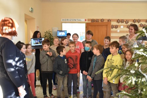 Paní starostka rozdávala dárky ve škole a školce - 21.12.2021