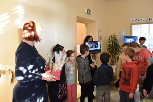 Paní starostka rozdávala dárky ve škole a školce - 21.12.2021