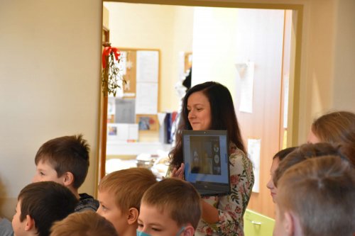 Paní starostka rozdávala dárky ve škole a školce - 21.12.2021