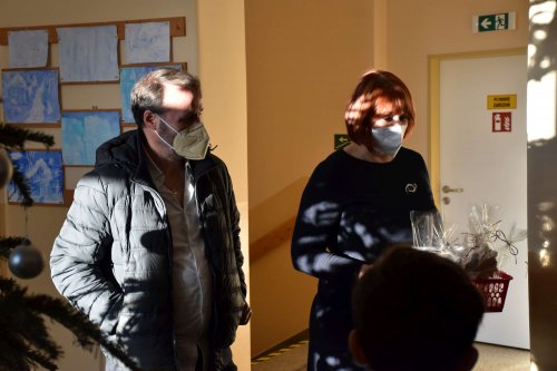 Paní starostka rozdávala dárky ve škole a školce - 21.12.2021
