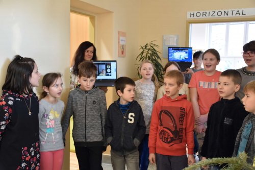 Paní starostka rozdávala dárky ve škole a školce - 21.12.2021