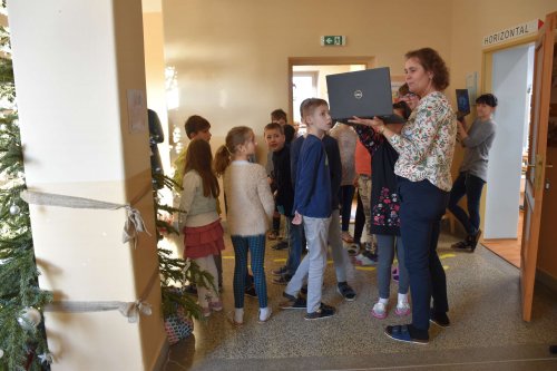 Paní starostka rozdávala dárky ve škole a školce - 21.12.2021