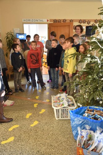 Paní starostka rozdávala dárky ve škole a školce - 21.12.2021