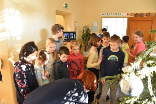Paní starostka rozdávala dárky ve škole a školce - 21.12.2021