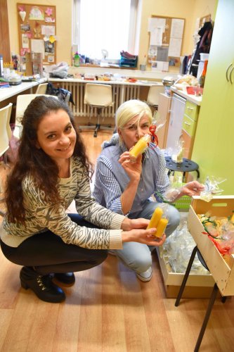 Paní starostka rozdávala dárky ve škole a školce - 21.12.2021