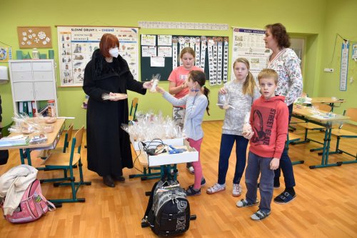 Paní starostka rozdávala dárky ve škole a školce - 21.12.2021