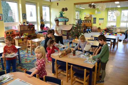Paní starostka rozdávala dárky ve škole a školce - 21.12.2021