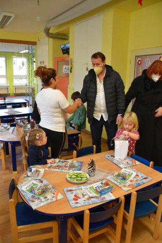 Paní starostka rozdávala dárky ve škole a školce - 21.12.2021