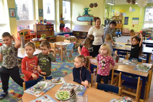 Paní starostka rozdávala dárky ve škole a školce - 21.12.2021