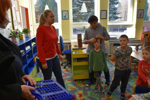 Paní starostka rozdávala dárky ve škole a školce - 21.12.2021