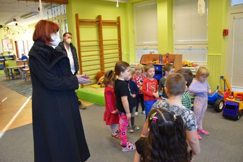 Paní starostka rozdávala dárky ve škole a školce - 21.12.2021