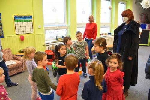 Paní starostka rozdávala dárky ve škole a školce - 21.12.2021