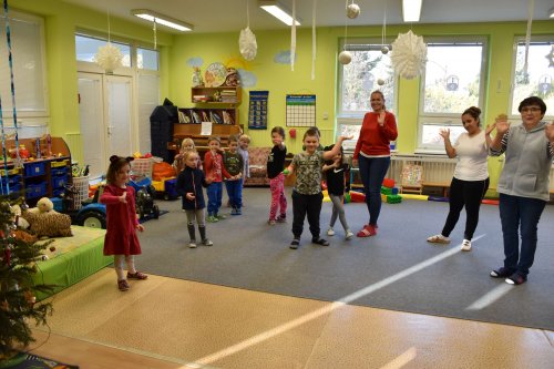 Paní starostka rozdávala dárky ve škole a školce - 21.12.2021