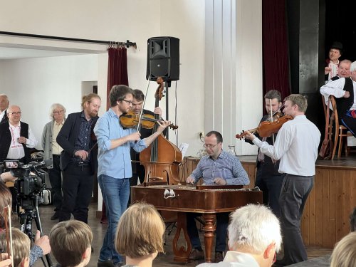 František Holmes Ilík oslavil 75 let - pogratulovaly mu i Podolské Frišky - 16.4.2023