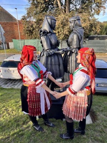 Krojové sochy - Sousoší Cestú k muzice od Víti Bobčíka - 19.10.2024