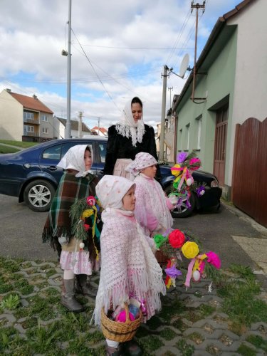 Královničky - nosení létečka v Podolí - 6.4.2025