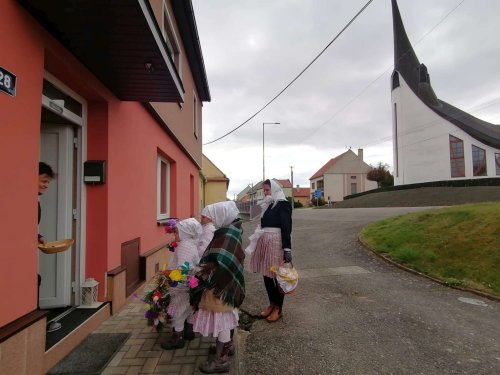 Královničky - nosení létečka v Podolí - 6.4.2025