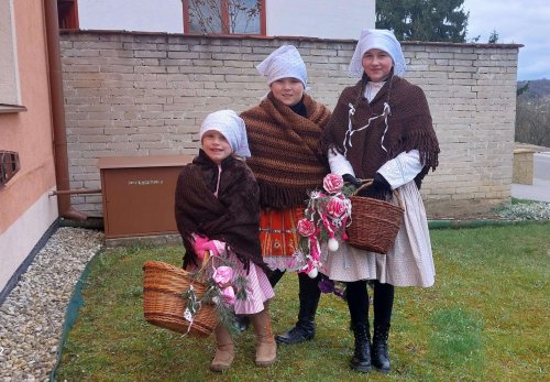 Královničky - nosení létečka v Podolí - 6.4.2025