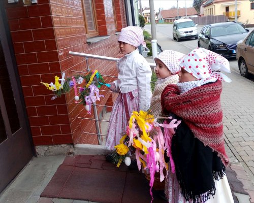 Královničky - nosení létečka v Podolí - 6.4.2025