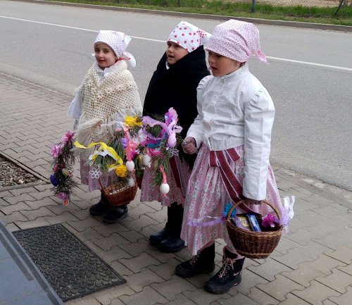 Královničky - nosení létečka v Podolí - 6.4.2025