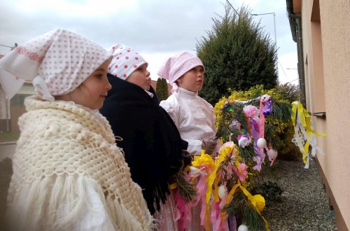 Královničky - nosení létečka v Podolí - 6.4.2025