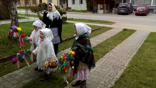 Královničky - nosení létečka v Podolí - 6.4.2025