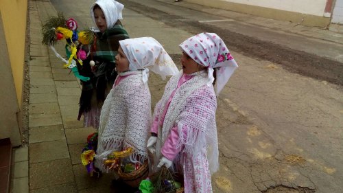 Královničky - nosení létečka v Podolí - 6.4.2025