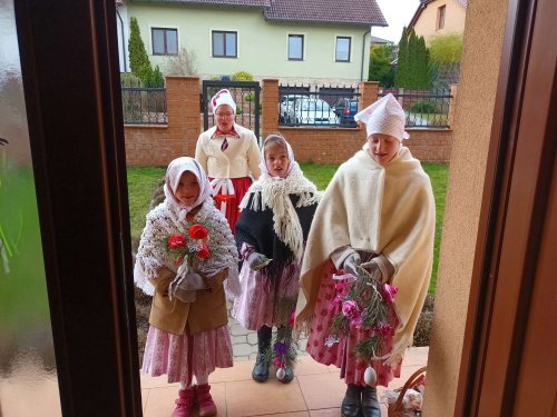 Královničky - nosení létečka v Podolí - 6.4.2025