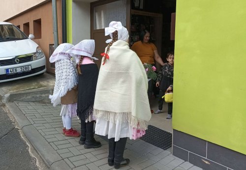 Královničky - nosení létečka v Podolí - 6.4.2025