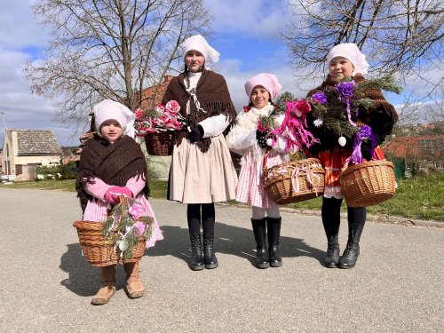 Královničky - nosení létečka v Podolí - 6.4.2025