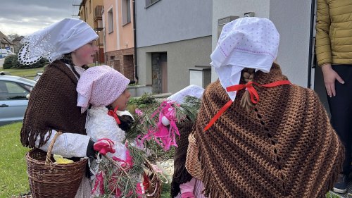 Královničky - nosení létečka v Podolí - 6.4.2025