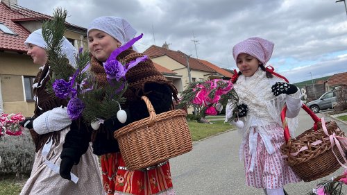 Královničky - nosení létečka v Podolí - 6.4.2025