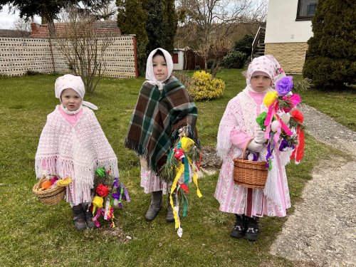 Královničky - nosení létečka v Podolí - 6.4.2025