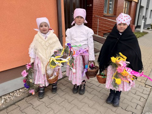 Královničky - nosení létečka v Podolí - 6.4.2025