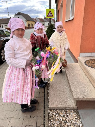 Královničky - nosení létečka v Podolí - 6.4.2025