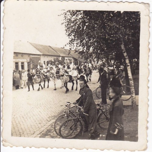 Soubor /jizda-kralu-pred-skolou-dum-s-protahlou-strechou-je-habartova-kovarna.jpg