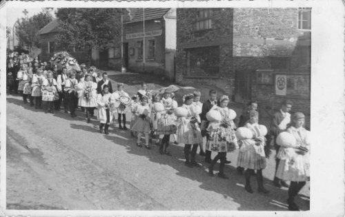 Soubor /pruvod-popovice-u-skoly.jpg